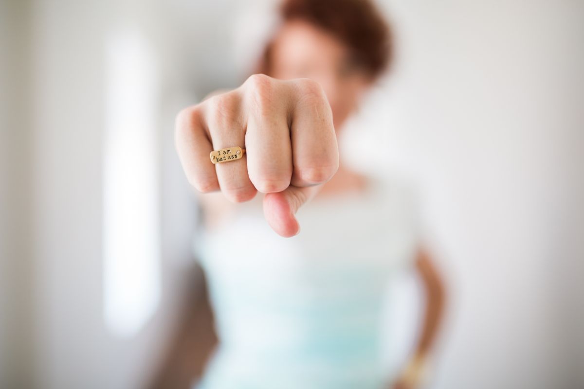 婚約指輪を見せる新婦
