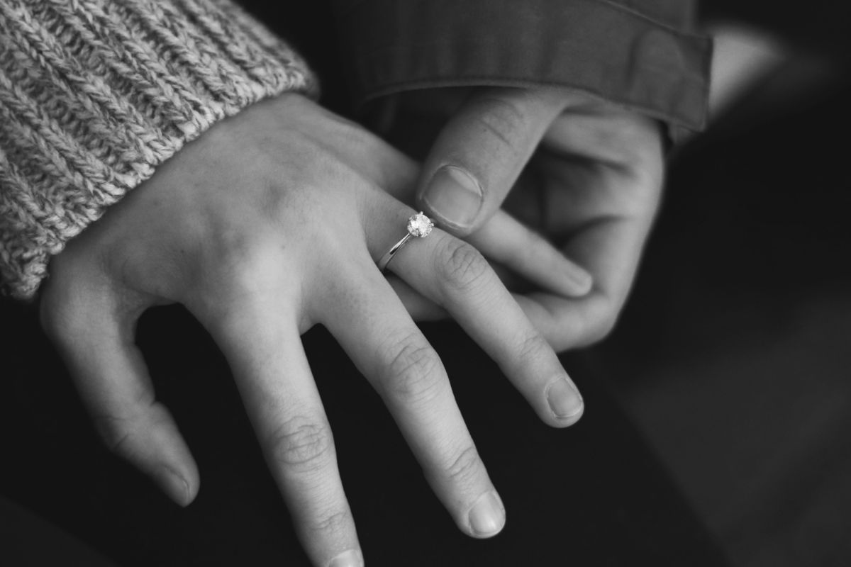 婚約指輪をつけたカップル