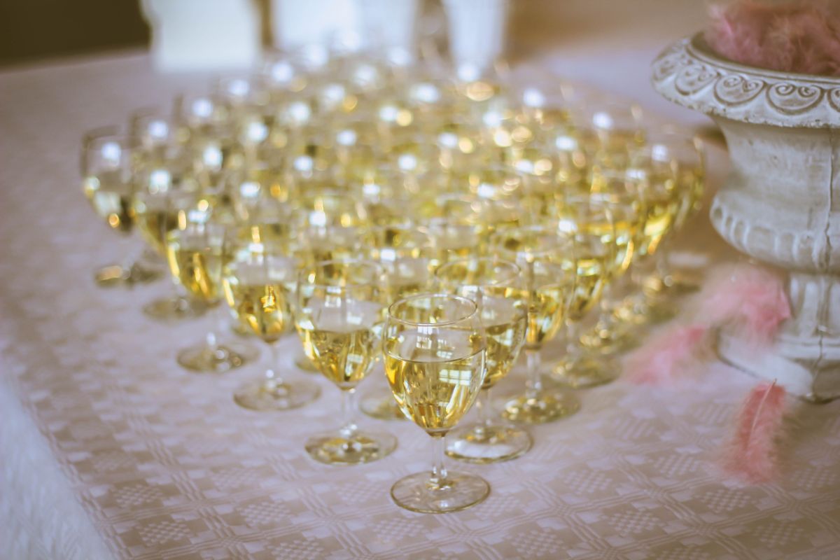 結婚式に並んだ白ワイン